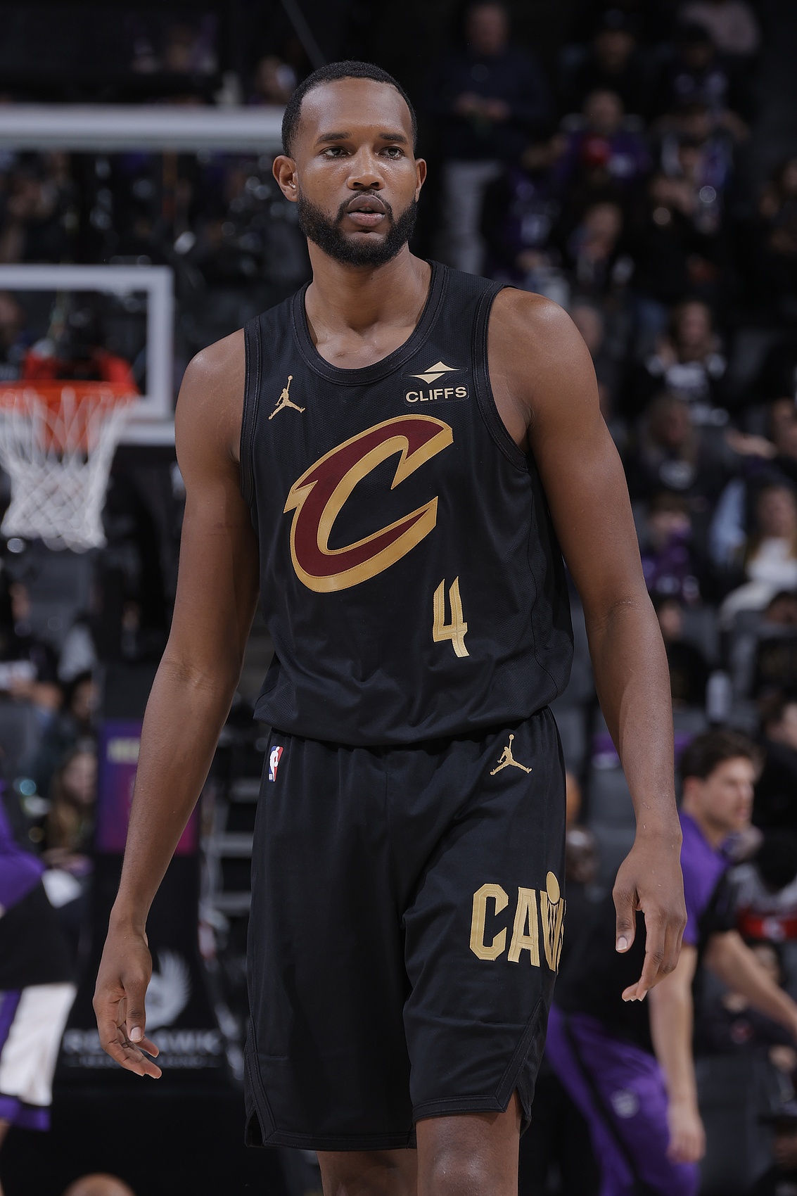 攻防全能!莫布里上半場10中5得到13分7板3帽