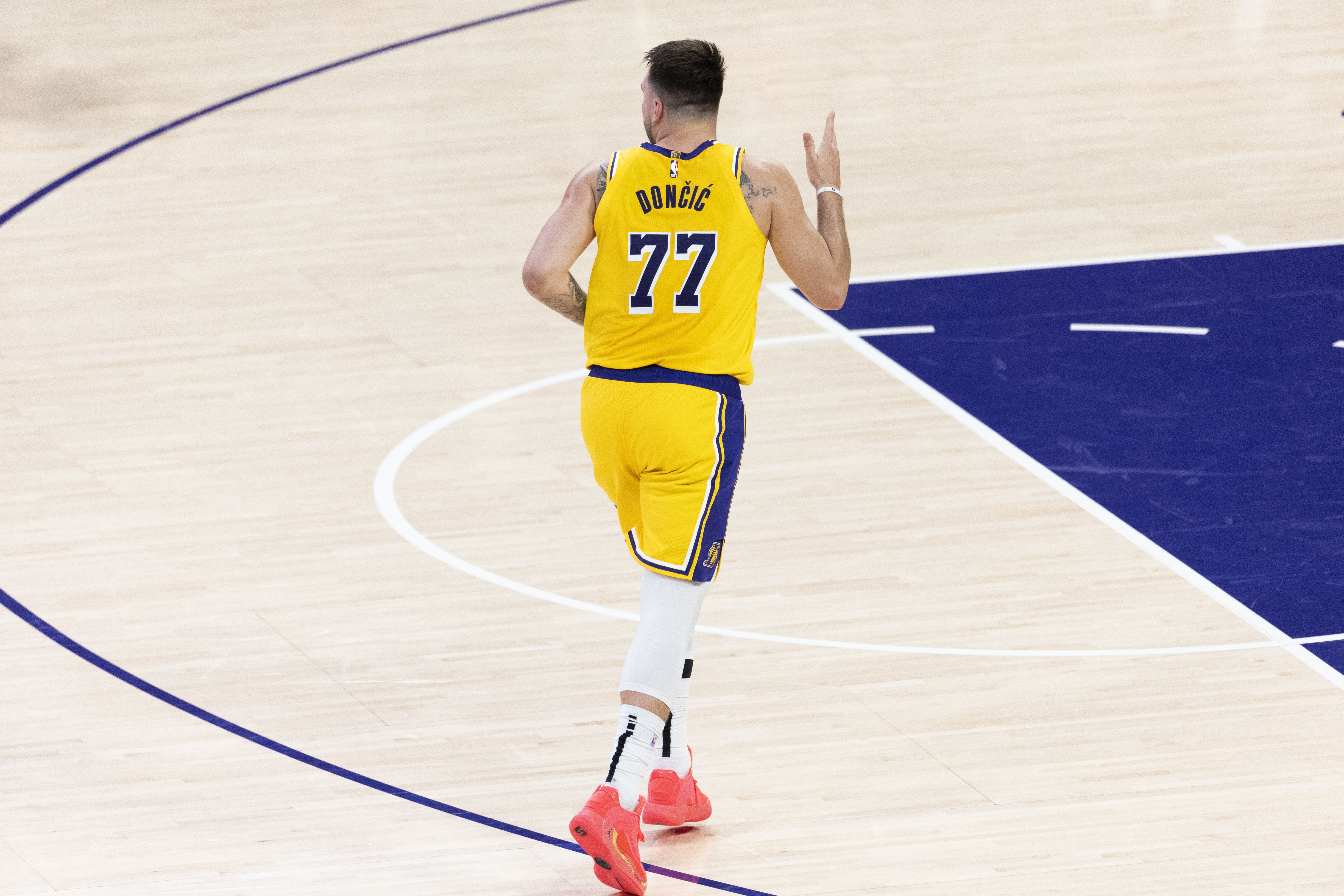 8天6賽??湖記:東契奇腳踝有傷 將缺席今日背靠背與雄鹿的比賽