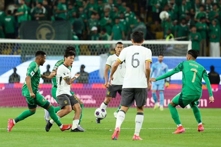 國(guó)足vs沙特半場(chǎng)數(shù)據(jù):國(guó)足0射正+染紅 沙特9射門+進(jìn)球被吹+中橫梁