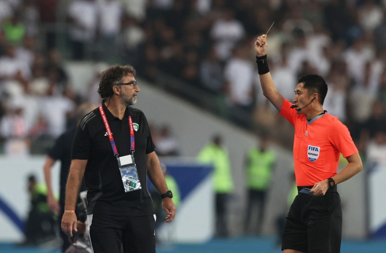 全場2紅9黃?伊拉克101分鐘超時絕平，科威特球員辱罵馬寧+爆沖突