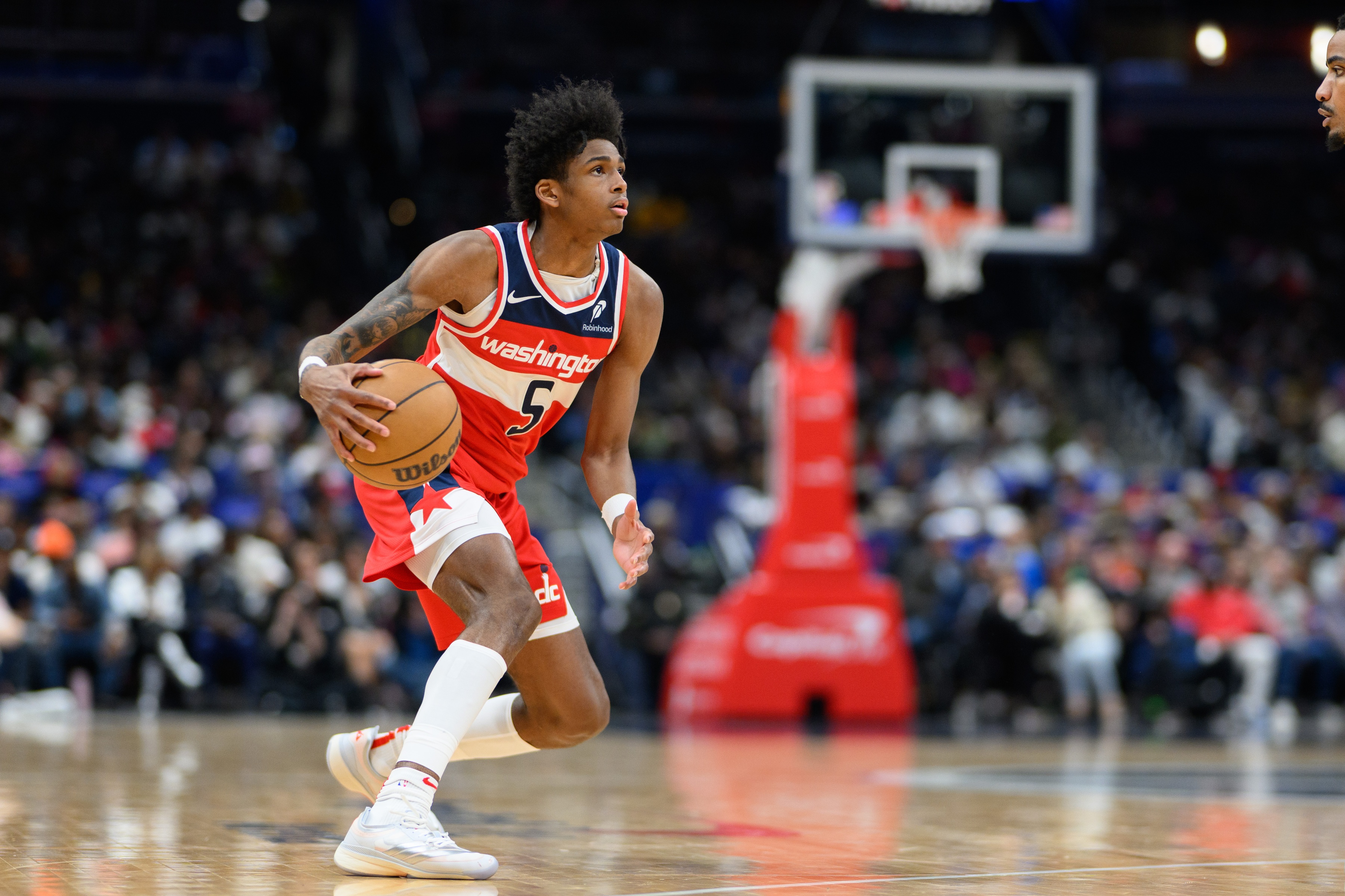 末節(jié)14分&一度命中關(guān)鍵三分!23號(hào)秀AJ-約翰遜42分鐘14中6砍20分