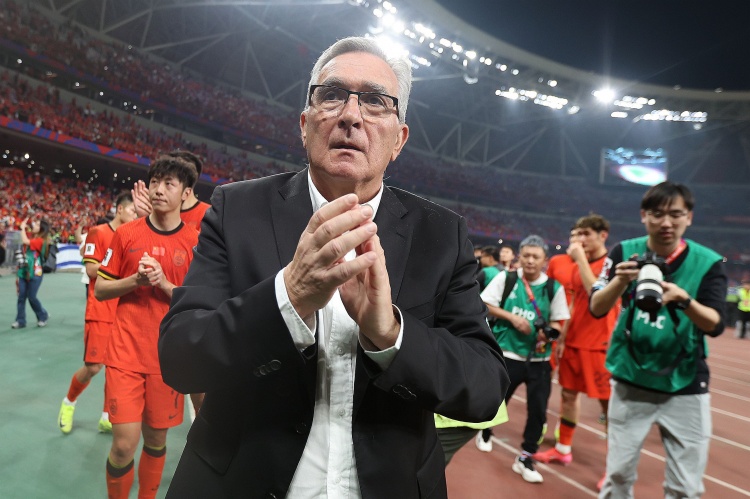 足球報:印尼、巴林敢想敢贏得到豐厚回報,伊萬缺乏足夠的勇氣