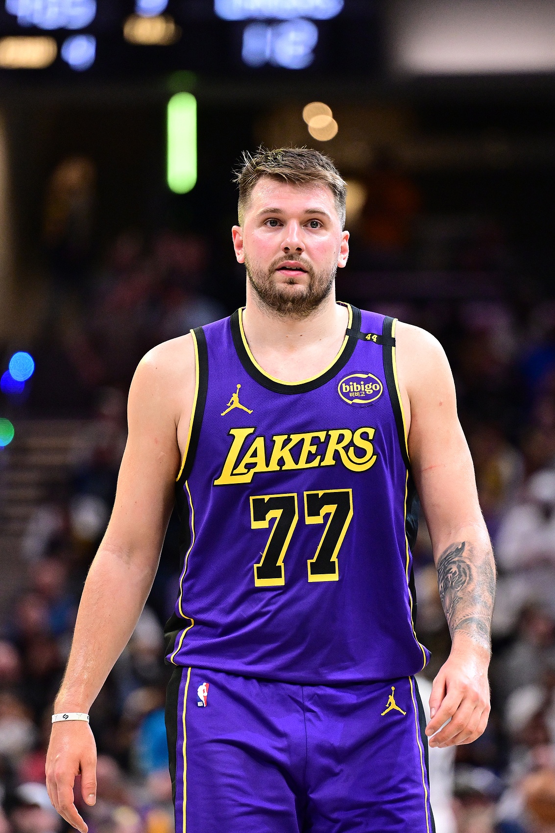 沒手感!東契奇半場9投2中拿到9分6板3助 三分6中1