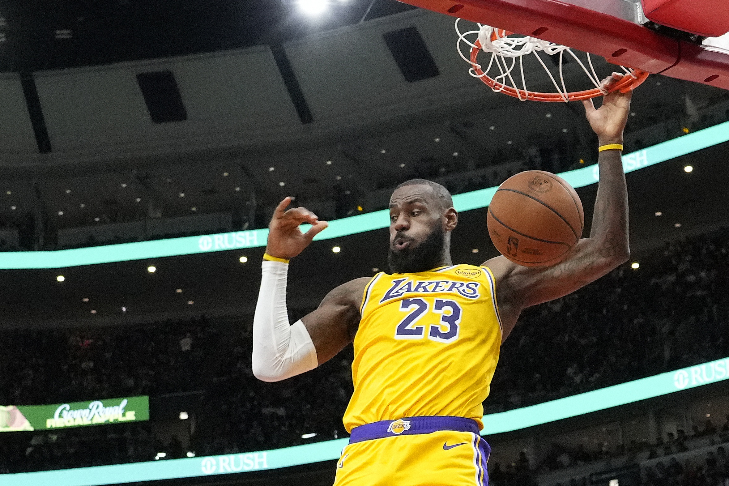 以身作則!詹姆斯上半場13中6得14分1板4助2斷 兩次造進攻犯規(guī)