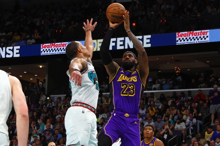 詹姆斯東契奇里夫斯均砍下25+5+5 且命中2+三分 歷史首個三人組