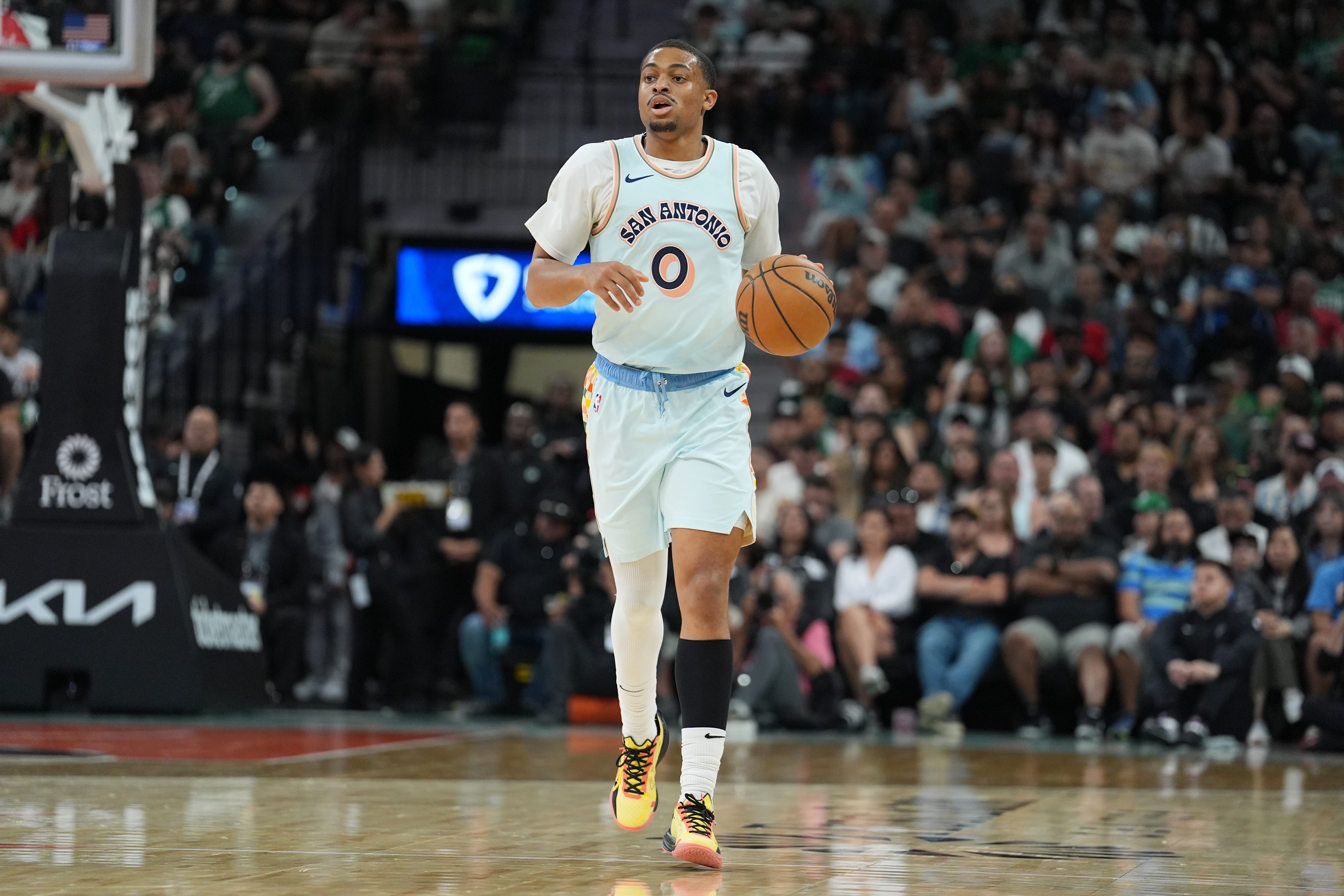 進(jìn)攻就靠你了...凱爾登半場(chǎng)8中6砍下14分 全隊(duì)得分唯一上雙!