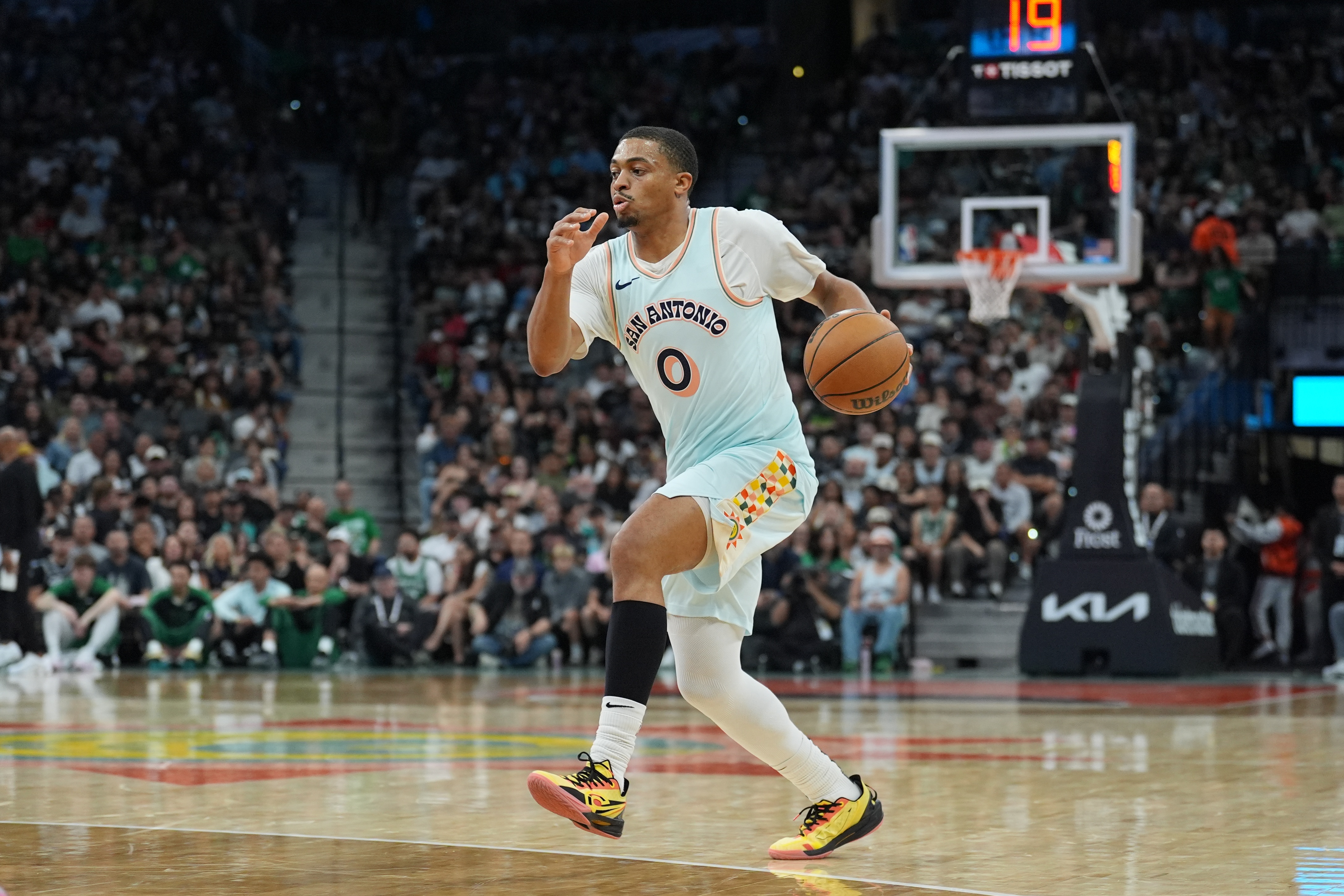 就你打得還行!凱爾登13中8拿到19分3板2助1斷