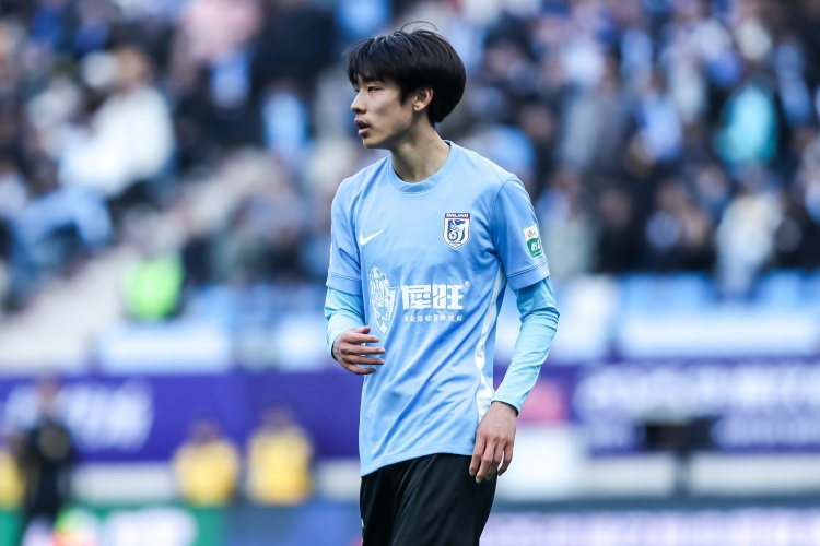 朱鵬宇:現(xiàn)在一邊踢球一邊上大學(xué)網(wǎng)課 大家說我挺像哈弗茨