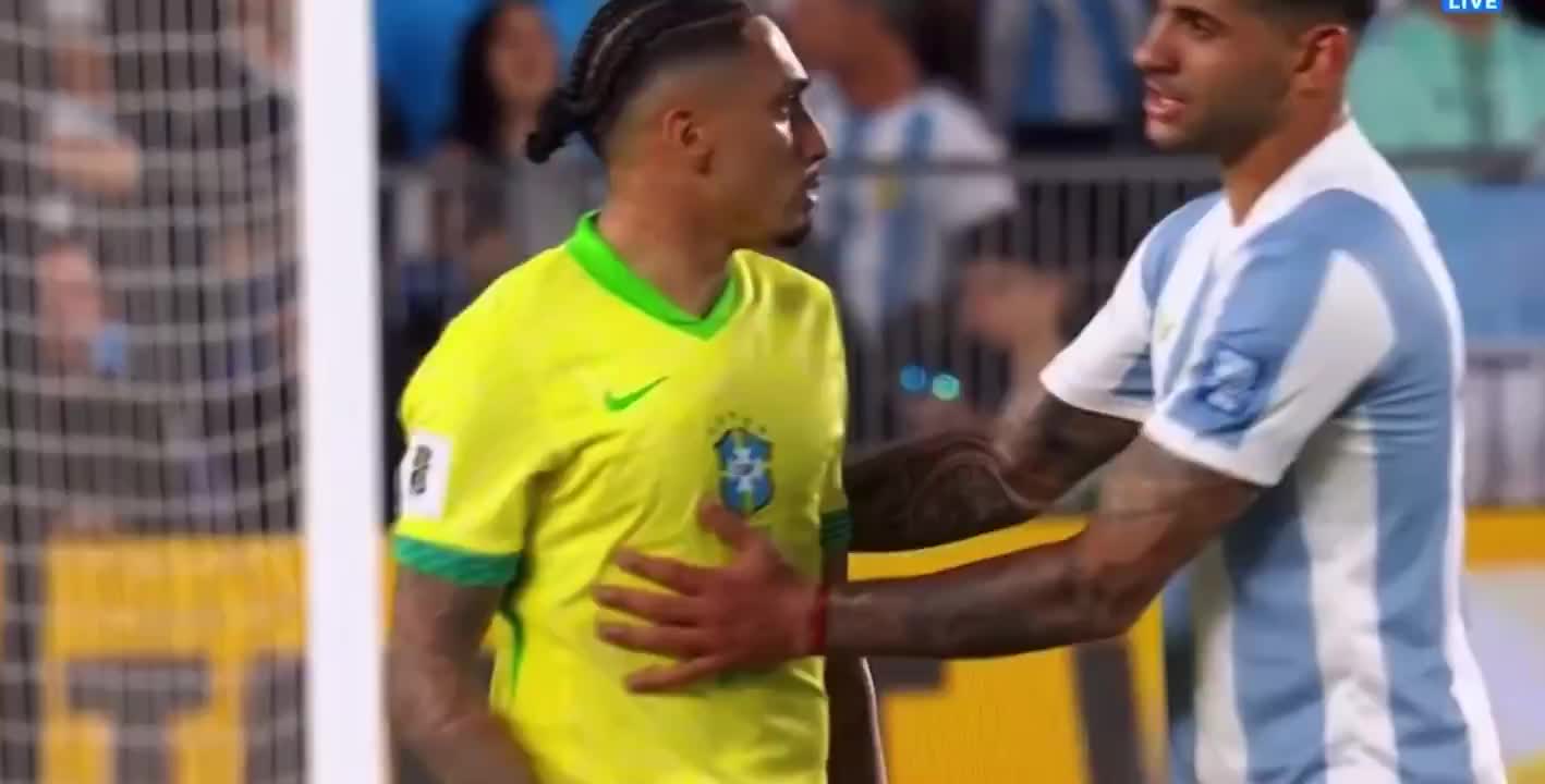 獲稱贊！拉菲尼亞與帕雷德斯等人沖突時，恩德里克趕忙把他拉開